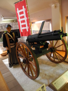 ガドリング砲と河井継之助。西軍(新政府軍)との応戦に使用されたガドリンガ砲。長岡藩が使用する銃火気は、当時の最新鋭を誇り、その戦術も匠であったと伝えられています。