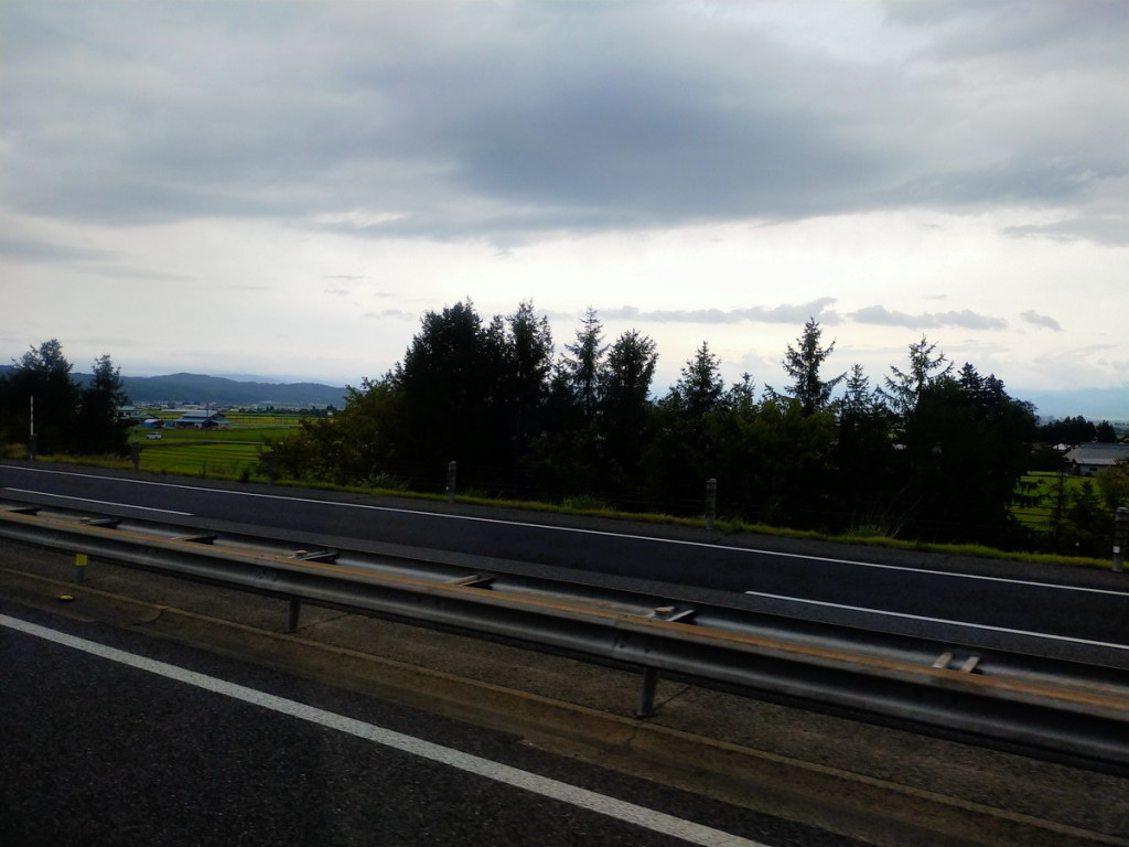 OPPO2020A_20230908093352　郡山から新潟へ向かう途中の車窓から。曇り空で天気が心配ですね。