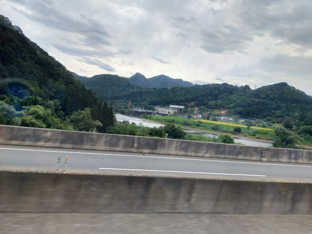 OPPO2020A_20230908101810　郡山から新潟への移動中の車窓から。ダム？が気になった？