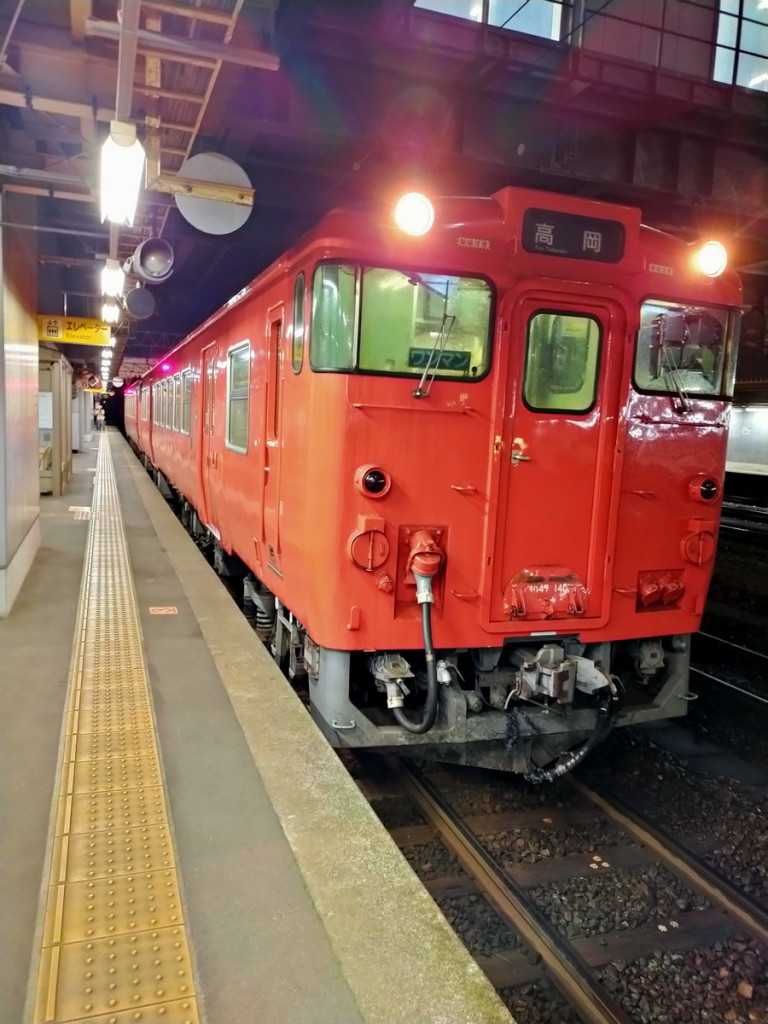 OPPO2020A_20230909184258　城端線で新高岡駅より高岡駅へ戻ります。ホームが片側しかないのには、少しビックリでした。JR線では、アタシは片側だけのホームというのは初めての経験だったかもしれません。