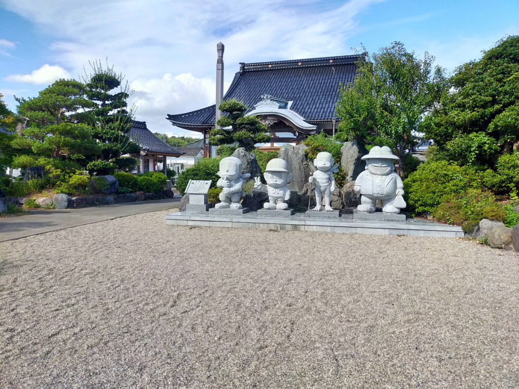 OPPO2020A_20230910091658　光禅寺の石像。左よりハットリくん、怪物くん、プロゴルファー猿、笑うセールスマン。