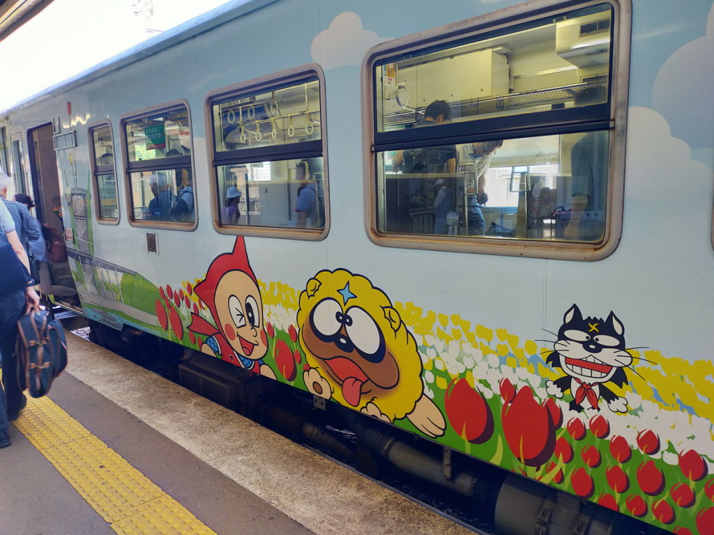 OPPO2020A_20230910114132　JR氷見駅より高岡駅までは、この忍者ハットリくん列車に乗り合わせました。意図していなかったのでラッキーでした。